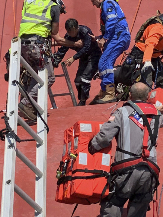 마지막 선원 구조  미 해양경비대(USCG)가 9일(현지시간) 조지아주 브런즈윅항 인근 해상에서 전도된 자동차 운반선 골든레이호에서 마지막으로 갇혀 있던 한국인 선원 4명을 구조하고 있다. 필사의 구조작업은 사고 발생 이후 41시간 만에 성공리에 끝났다.  AP 연합뉴스
